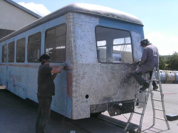 Beginn der Schleifarbeiten an der Karosserie (Gr&ouml;&szlig;e ca. 29 kb)