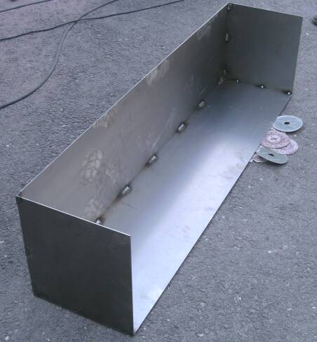 Der neue batteriekasten im Bau (Gr&ouml;&szlig;e ca. 27 kb)