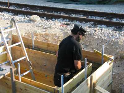 letzte Arbeiten an der Schalung (Gr&ouml;&szlig;e ca. 28 kb)